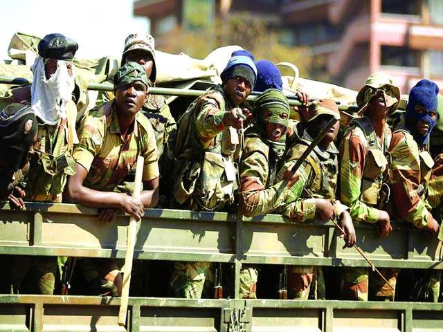 ہدارے: زمبابوے میں اپوزیشن کی طرف سے احتجاج سے نمٹنے کے لئے فوجی ٹرک میں بیٹھ کر جارہے ہیں