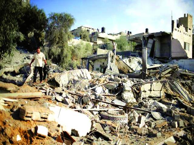 غزہ میں اسرائیلی حملے سے تباہ ہونے والی عمارت کا منظر