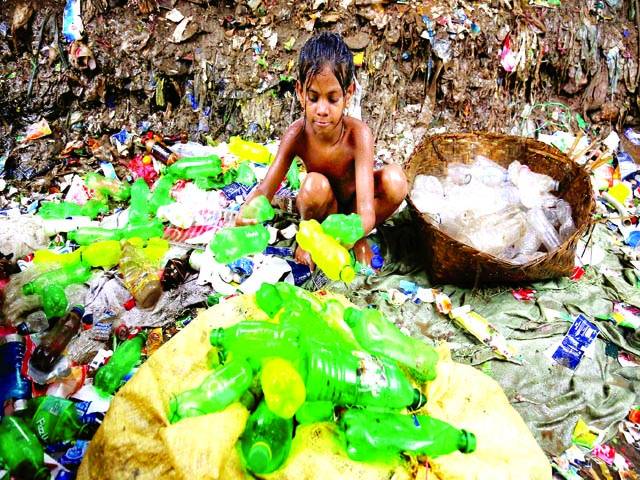 ڈھاکہ: غریب بچی اپنے خاندان کی کفالت کیلئے کچرے میں سے خالی بوتلیں نکال رہی ہے