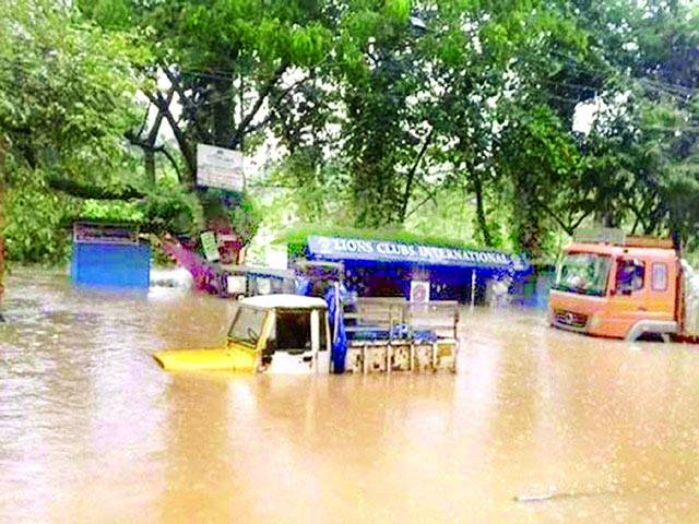  کیرالہ: بھارتی ریاست میں شدید بارشوں کے باعث گاڑیاں پانی میں ڈوبی ہوئی ہیں