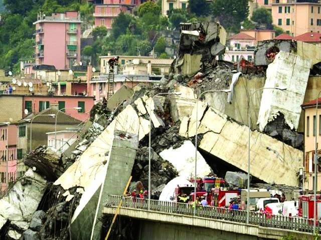  روم: اٹلی میں موٹر وے پر گرنے والے پل کا منظر