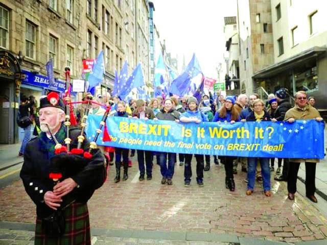  لندن: برطانیہ کی یورپی یونین نے شمولیت کے حامی بریگزیٹ کے خلاف احتجاج کررہے ہیں
