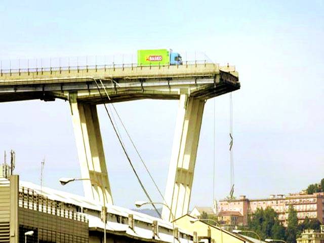  روم: اٹلی میں موٹر وے پر گرنے والے پل کو ٹھیک کرنے کے لئے امدادی کارروائیاں جاری ہیں