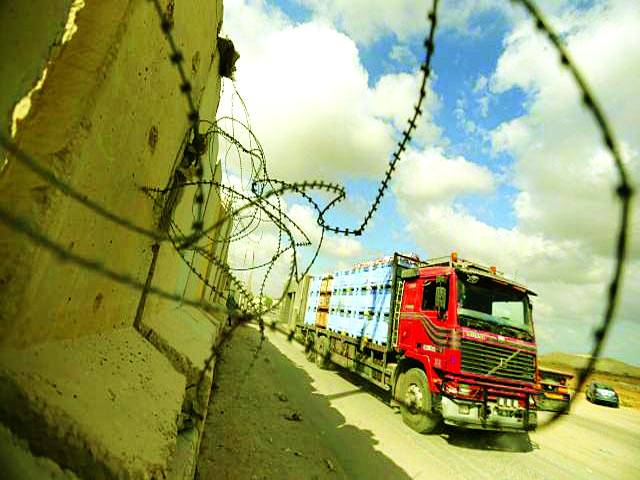  غزہ: اسرائیل کی طرف سے غزہ کی ناکہ بندی ختم ہونے کے بعد امدادی سامان کا ٹرک فلسطین جارہا ہے