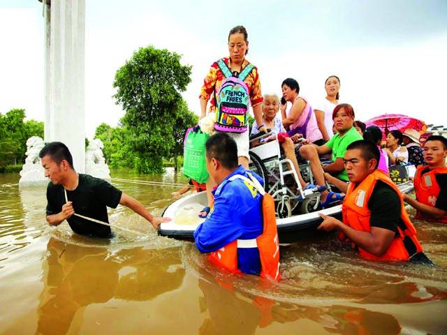  بیجنگ: مشرقی چین میں انہوئی صوبے شوبہ سیلاب کے باعث امدادی اہلکار لوگوں کو محفوظ مقام پر پہنچا رہے ہیں 