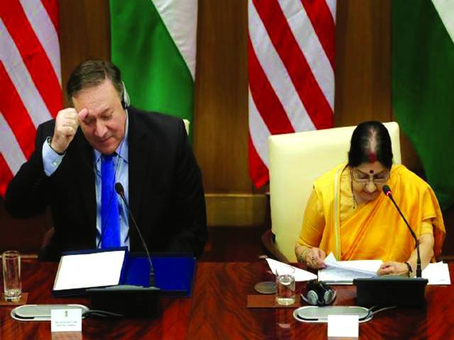نئی دہلی: بھارتی وزیر خارجہ سشما سوراج اور امریکی وزیر خارجہ مائیک پومپیو دونوں ممالک کے درمیان دفاعی معاہدے پر دستخط کررہے ہیں