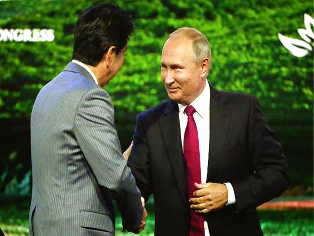 ماسکو: صدر ولادی میر پوٹن جاپانی وزیر اعظم سے ہاتھ ملا رہے ہیں