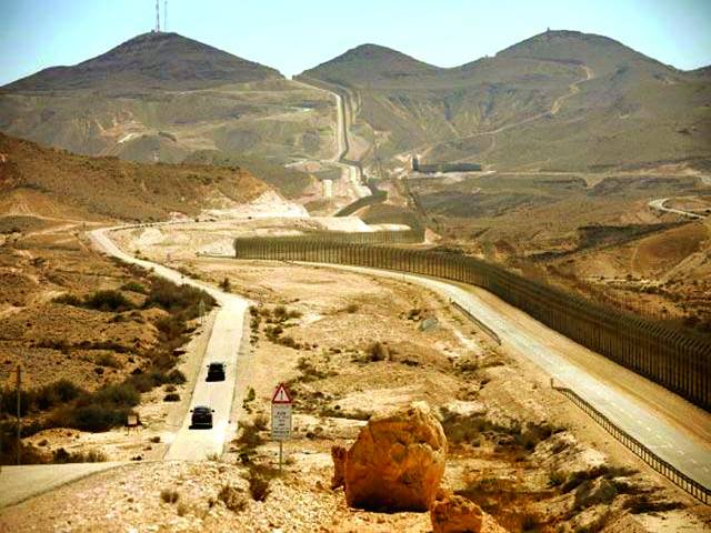 قاہرہ: یہودیوں کے مذہبی تہور کے موقع پر اسرائیل اور مصر کے درمیان کئی ماہ سے بند شاہراہ کو کھول دیا گیا جہاں پر گاڑیاں رواں دواں ہیں