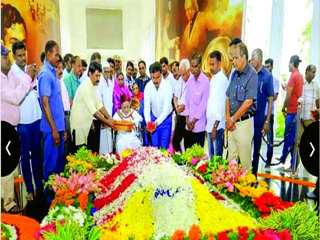 نئی دہلی:بھارت کے سابق صدر عبدالکلام کی 87ویں سالگرہ پر ان کے بھائی اور اعلیٰ حکام ان کی قبر پر پھول چڑھا رہے ہیں