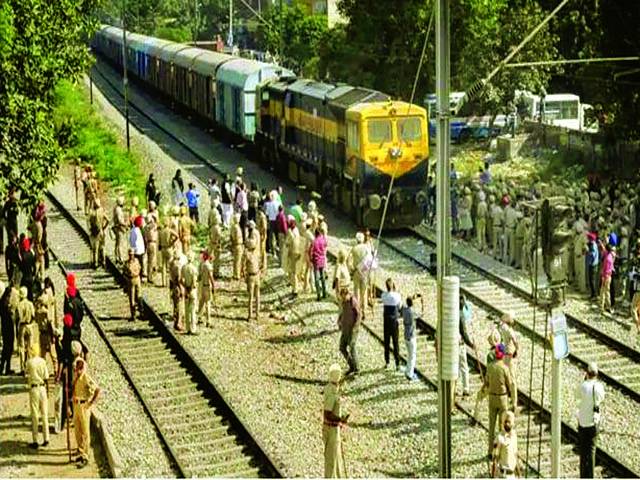  نئی دہلی: بھارتی پنجاب میں ٹرین حادثے میں 60 سے زائد افراد کی ہلاکت کے بعد ٹریک پر گزشتہ روز ریلوں کی آمد و رقت بحال کردی گئی اس موقع پر سکیورٹی کے سخت انتظامات کئے گئے