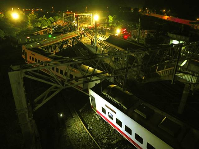  تائیوان: ٹرین حادثے کے باعث ٹریک پر ریل کی بوگیاں الٹی پڑی ہیں