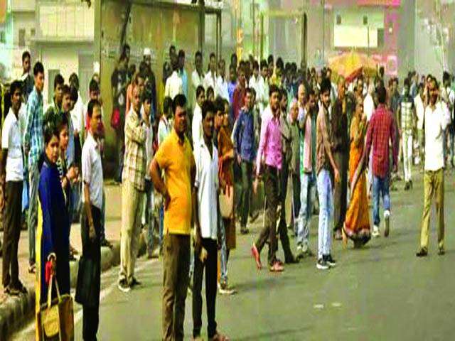 نئی دہلی: دہلی ٹرانسپورٹ کارپوریشن کے ورکروں کی طرف سے ہڑتال کے باعث ایک بس سٹاف پر رش کا منظر