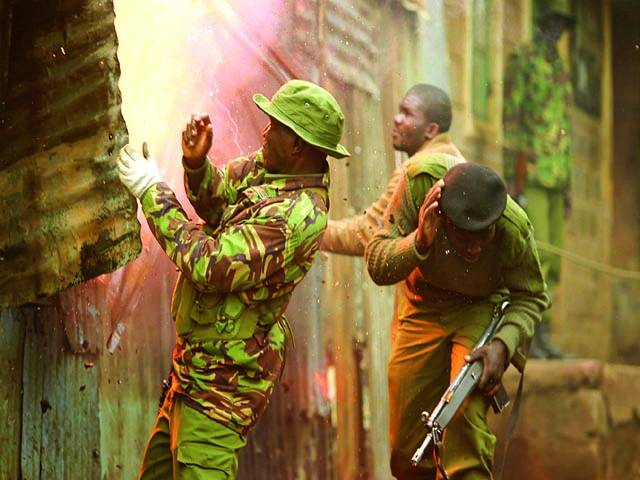 نیروبی: پولیس اہلکار آگ بجھانے کیلئے کوشش کر رہے ہیں