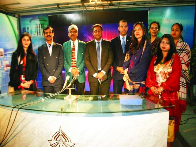  انفارمیشن سروسزاکیڈمی میں زیر تربیت افسران کاپی ٹی وی لاہور کا دورہ 