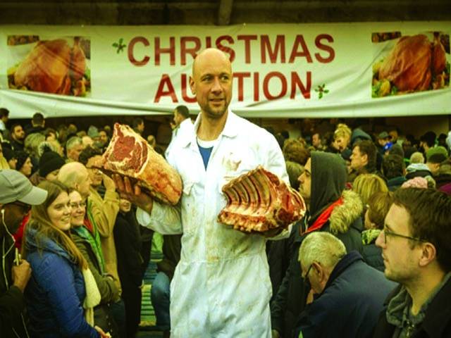  لندن: : کرسمس کے موقع پر ایک شخص گوشت سستے داموں فروخت کر رہا ہے