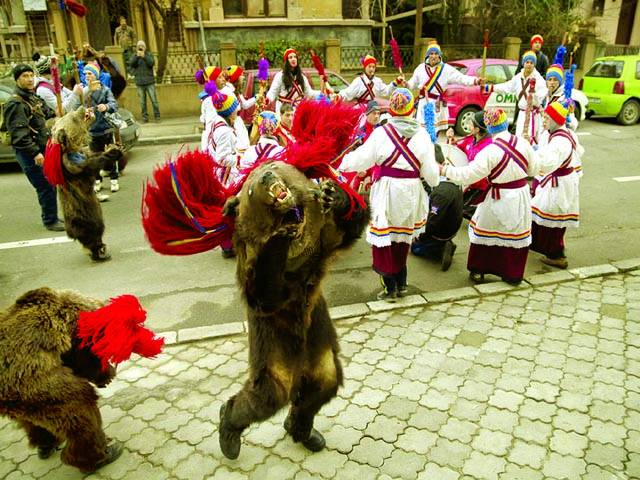  بخارسٹ: کرسمس کے حوالے سے تقریب میں لوگ جشن منا رہے ہیں