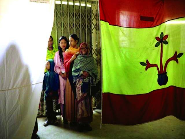 ڈھاکہ:بنگلہ دیش میں عام انتخابات کے سلسلے میں گزشتہ روز ووٹنگ ہوئی، خواتین ایک پولنگ سٹیشن میں داخل ہو رہی ہیں