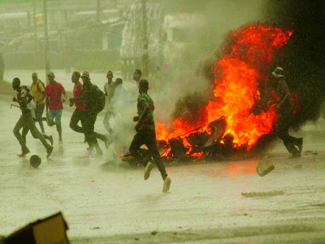 ہرارے، زمبابوے میں احتجاج کے دوران مظاہرین پولیس کو دیکھ کر بھاگ رہے ہیں
