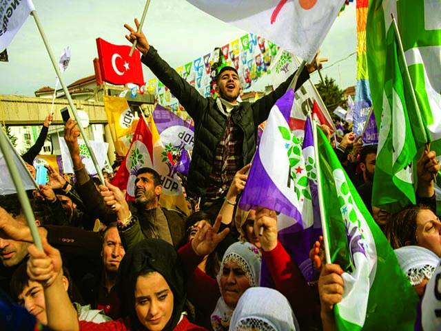 استنبول: کردستانی پارٹی کے حامی احتجاجی مظاہرے کے دوران نعرے بازی کر رہے ہیں