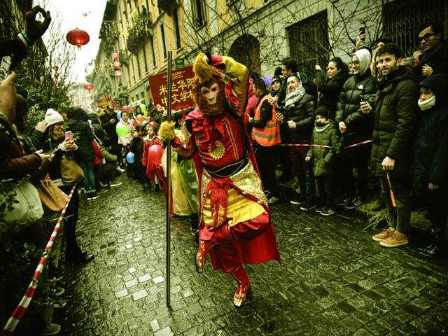  اٹلی کے شہر میلاان میں چین کے نئے سال کے جشن کی تقریب ایک شخص روایتی ڈانس کر رہا ہے۔