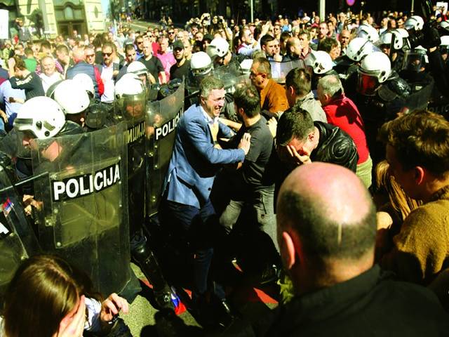  بلغراد : بلغاریہ میں دائیں بازو کی پارٹی کے راہنما اور کارکن سربین صدر کے خلاف احتجاج کے دوران پولیس سے گتھم گتھا ہیں