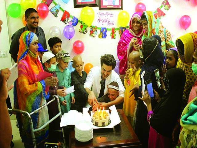  احسن خان نے اپنی سالگرہ کینسر کے مریض بچوں کے ساتھ منائی