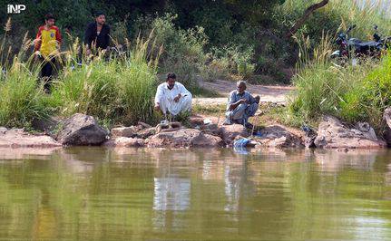 اسلام آباد کے راول ڈیم میں لوگ مچھلیاں پکڑنے میں مصروف ہیں