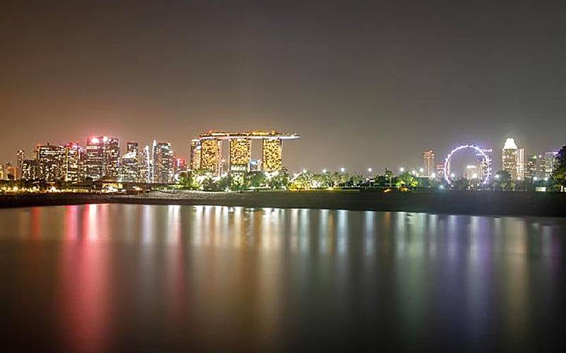 سنگاپور میں رات کے وقت روشنیوں سے جگمگاتی عمارتوں کا ایک منظر (شنہوا)