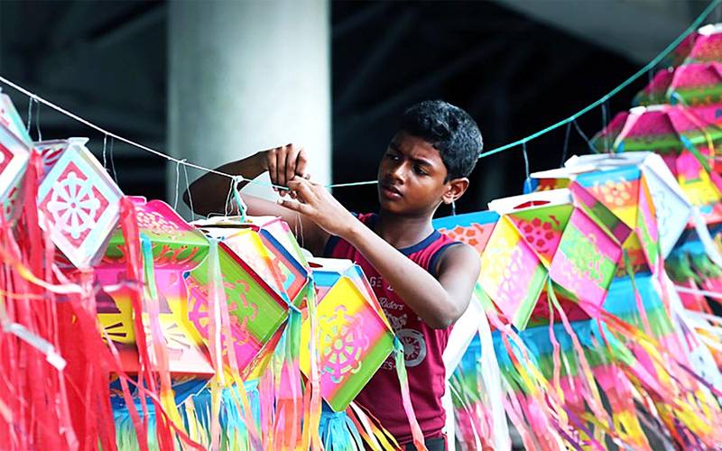 سری لنکا میں ویساکھی میلہ کے سلسلے میں ایک نوجوان لالٹینیں فروخت کررہا ہے (شنہوا)