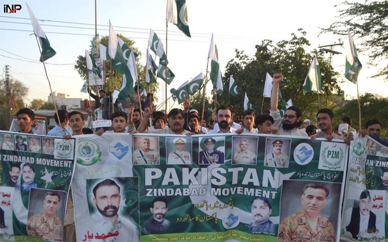 پاکستان زندہ باد موومنٹ کے کارکنان کی پاک فوج سے اظہار یکجہتی کے لیے پشاور میں ریلی