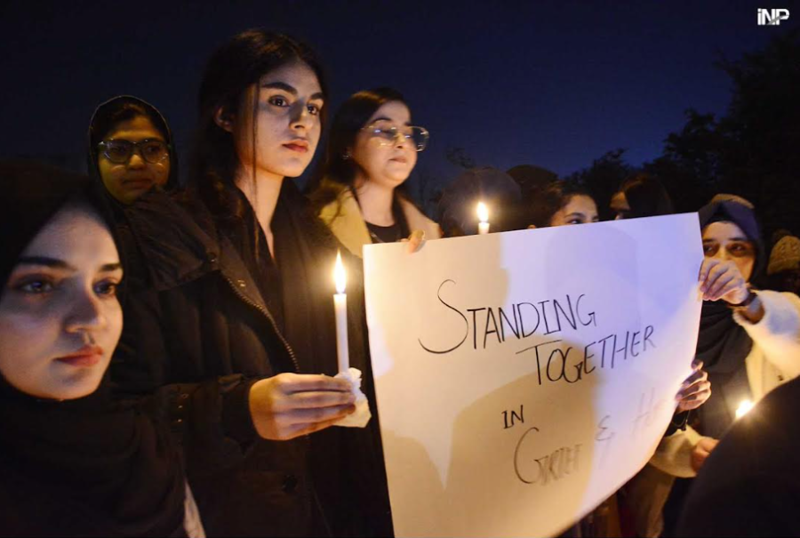 اسلام آباد میں سول سوسائٹی کی طرف سے طیارہ حادثہ کے متاثرین کیساتھ اظہار یکجہتی کیلئے موم بتیاں جلائی گئیں